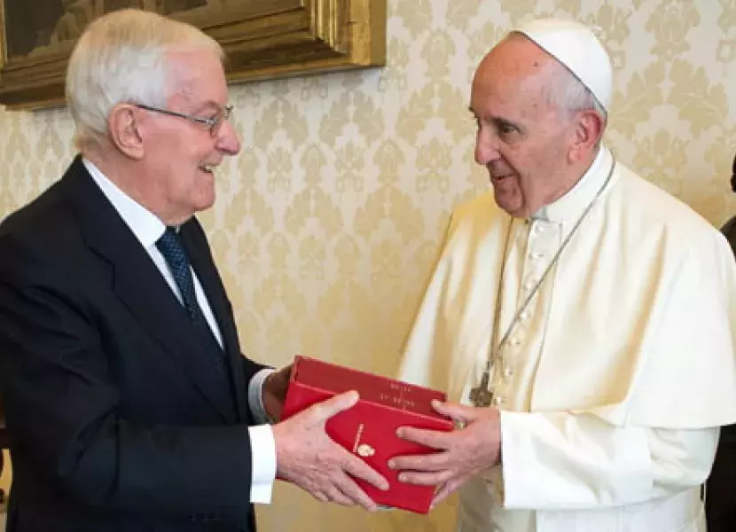 El Papa Francisco recibe un ejemplar de El Quijote