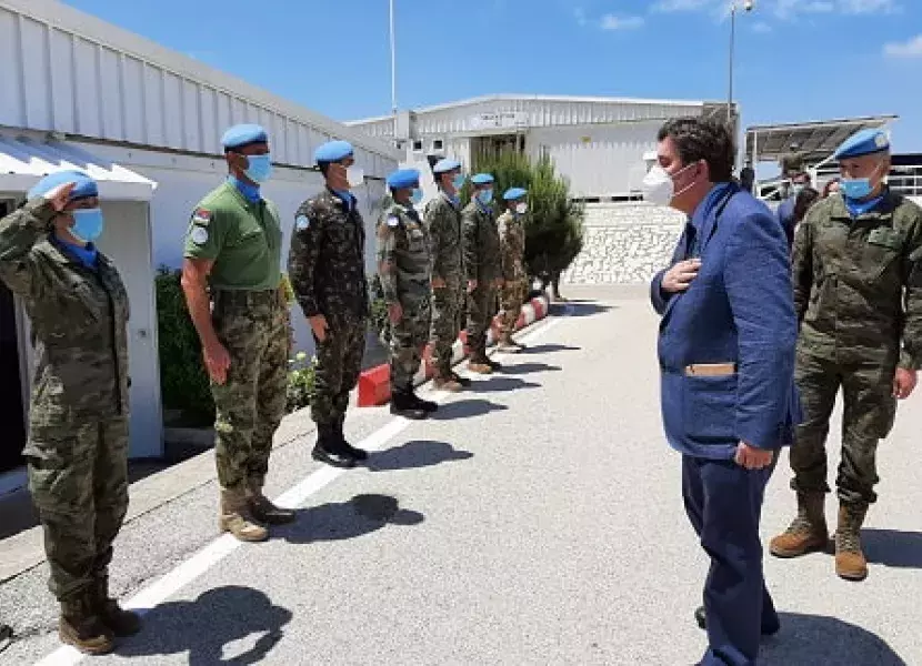 Luis García Montero, director del Instituto, saluda a los militares