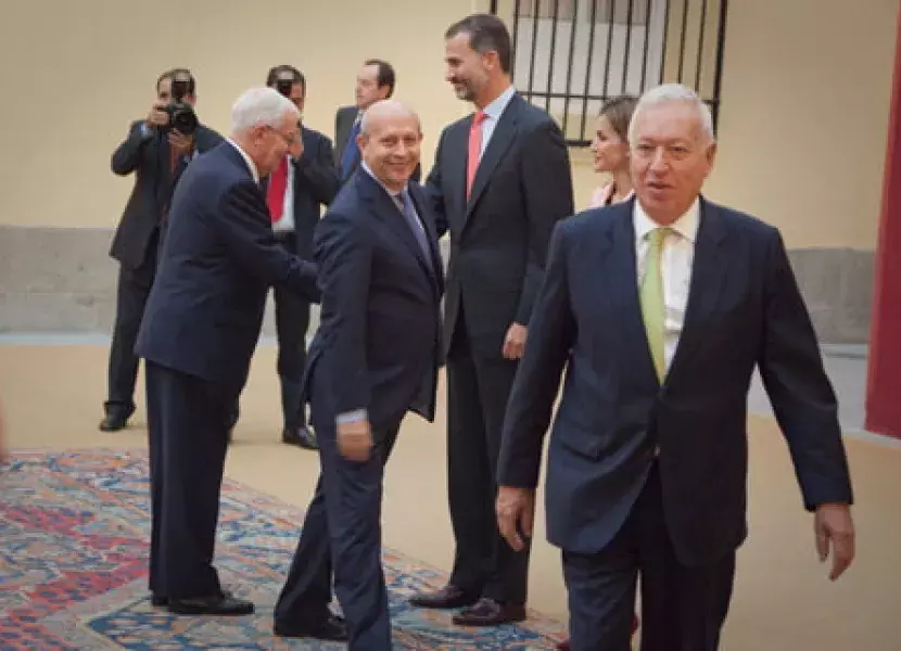 Los Reyes saludan al director del Instituto, Víctor García de la Concha