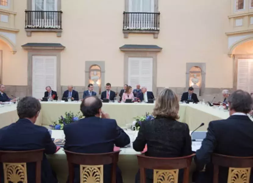Los Reyes de España conversando con los participantes