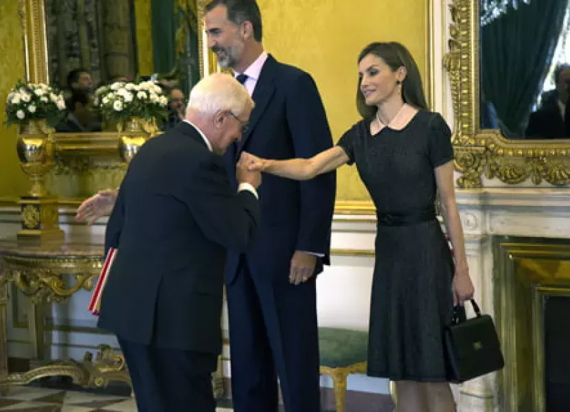 Los Reyes saludan al director del Instituto Cervantes