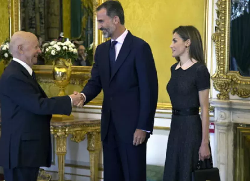 Los Reyes saludan al escritor chileno Jorge Edwards