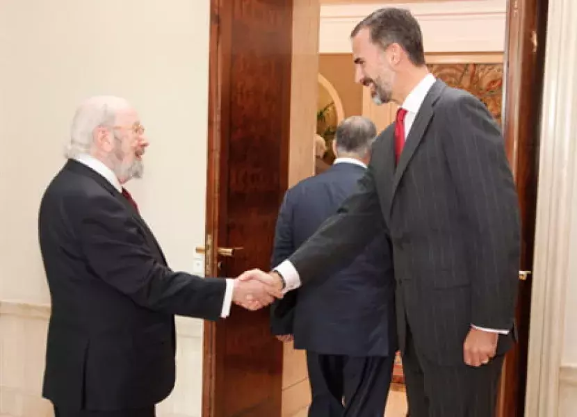 José Manuel Caballero Bonald, al que saluda el Príncipe