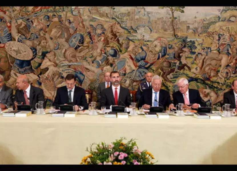 Don Felipe, en el centro, durante la reunión celebrada en la Zarzuela