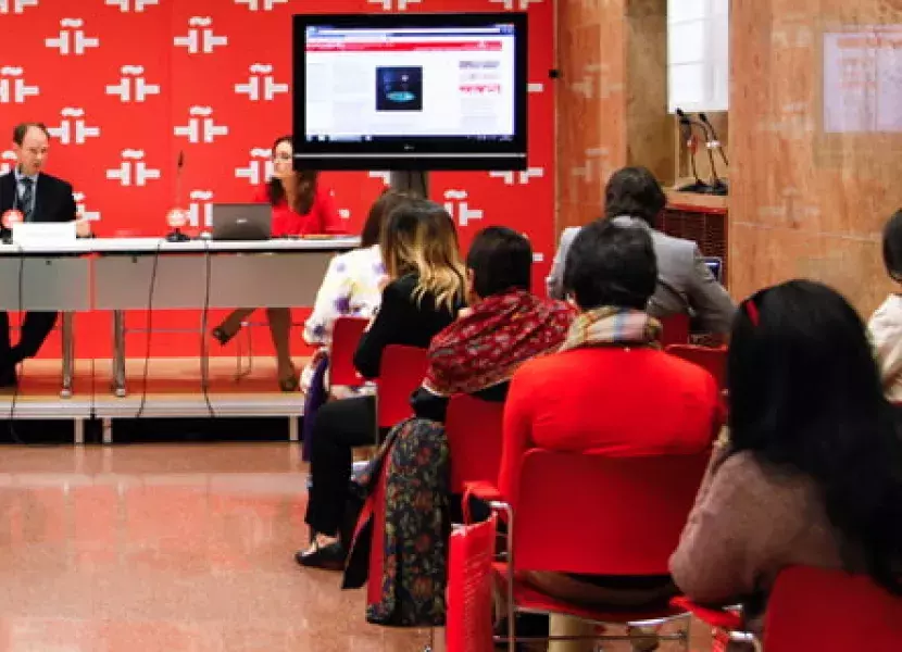 Luis Prados, director de Gabinete del Instituto Cervantes, explicó a los periodistas y corresponsales invitados el funcionamiento de la institución