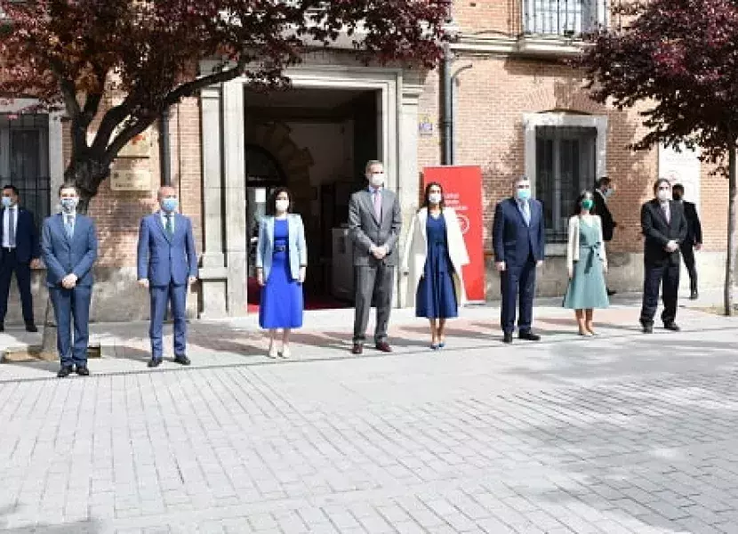 Los Reyes posan a las puertas del Instituto Cervantes en Alcalá de Henares