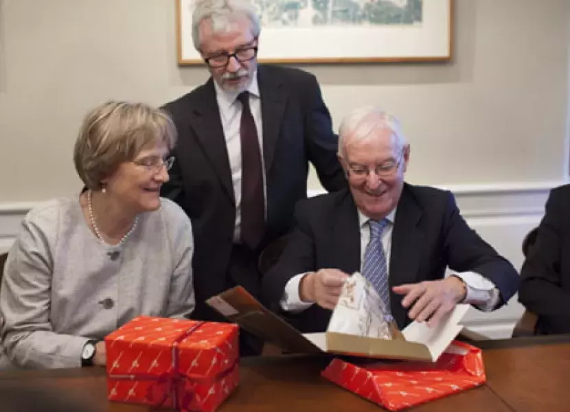 El director del Instituto Cervantes recibe un regalo de la presidenta de la Universidad de Harvard