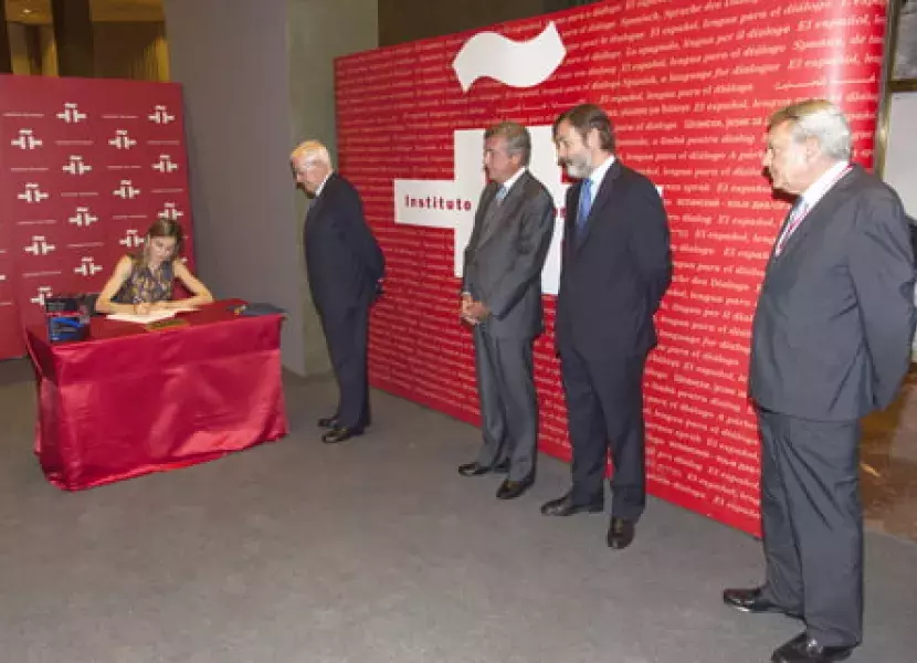 La Reina Letizia firma en el Libro de Honor