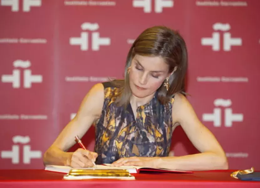 La Reina Letizia firma en el Libro de Honor