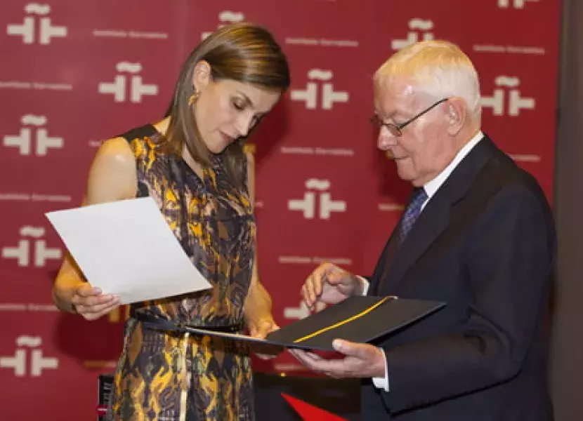 El director del Instituto Cervantes entrega a Su Majestad un grabado conmemorativo