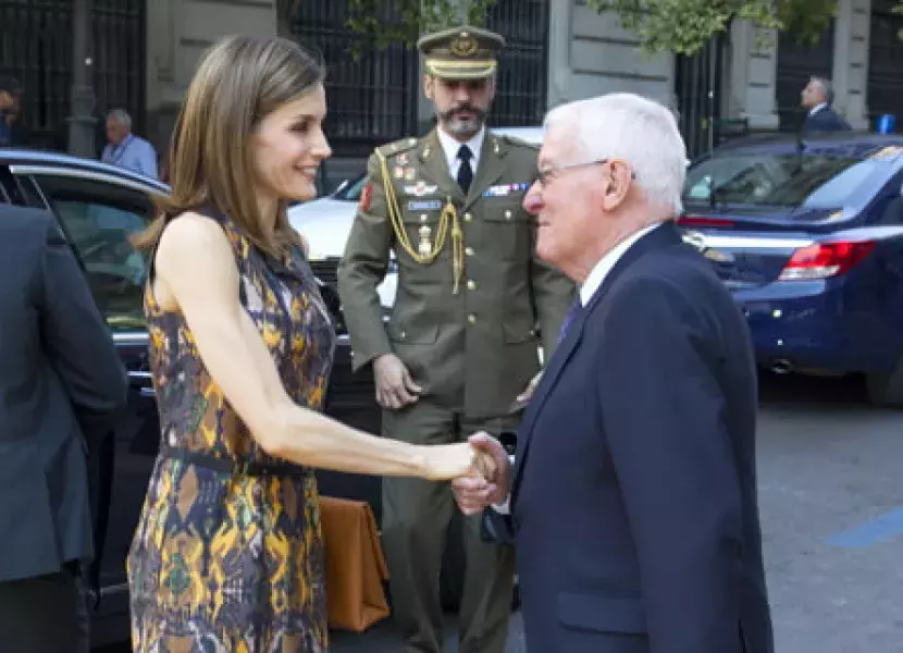 La Reina Letizia saluda al director del Instituto Cervantes