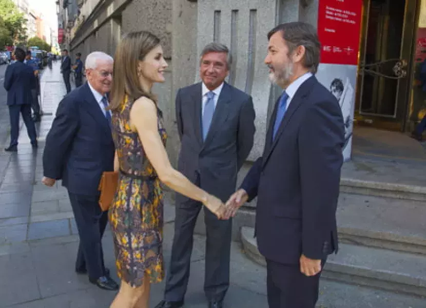 La Reina Letizia saluda al secretario general del Instituto Cervantes