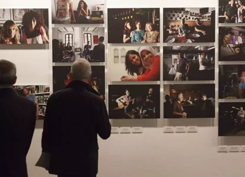La exposición contiene imágenes actuales de melillenses de diferentes culturas