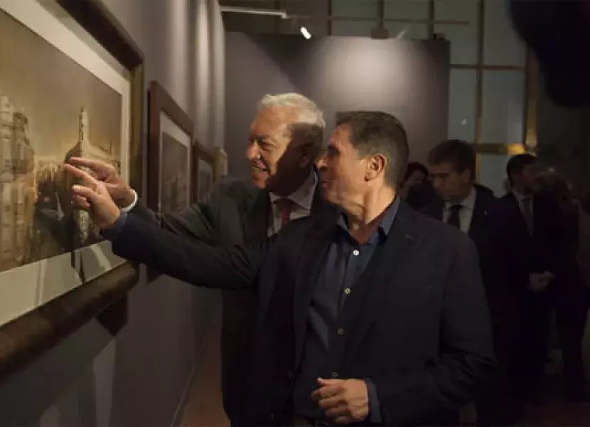 El ministro de Asuntos Exteriores, José-Manuel García-Margallo y el pintor Carlos Baeza