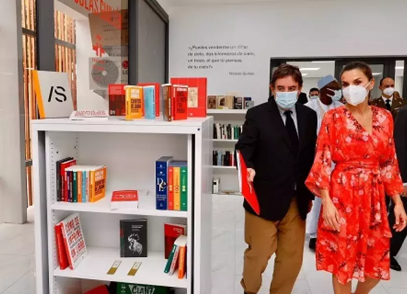 La Reina Letizia recorriendo las instalaciones del nuevo centro