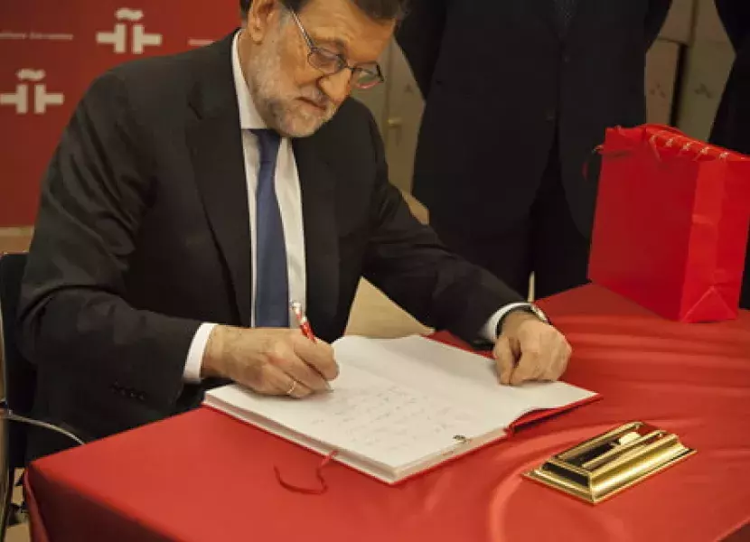 Mariano Rajoy firma en el libro de Honor