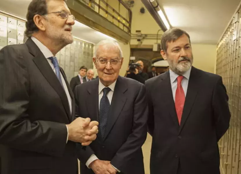 Mariano Rajoy, observando alguna de las cajas