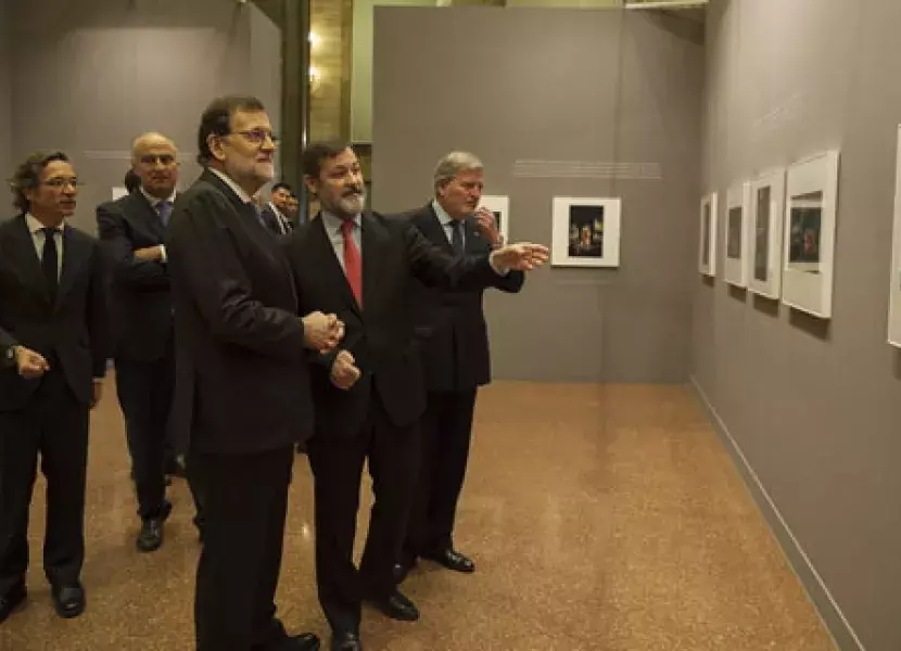 El secretario general del Instituto Cervantes ha explicado a Mariano Rajoy la exposición "Miguel de Cervantes o el deseo de vivir"