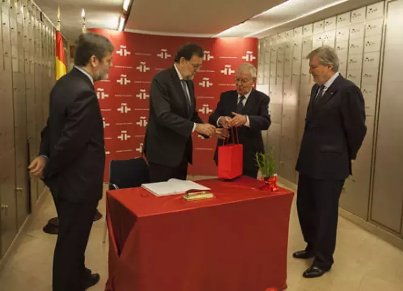 El director del Instituto Cervantes entrega un obsequio a Mariano Rajoy