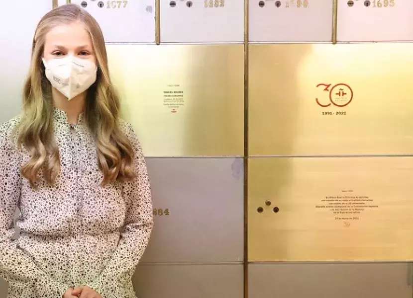 La Princesa Leonor deja guardado en el Caja de las Letras el ejemplar de la Constitución