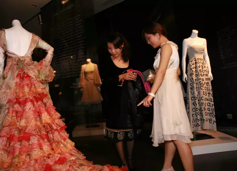 Dos jóvenes chinas observan el traje creado por Francis Montesinos