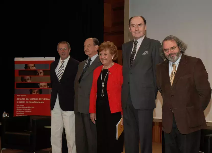 La directora del Instituto Cervantes, Carmen Caffarel, con los anteriores responsables de la institución. De izda. a dcha., Fernando R. Lafuente, Nicolás-Sánchez Albornoz, Marqués de Tamarón y Jon Juaristi
