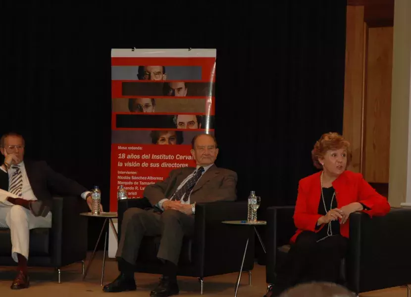 Carmen Caffarel ha destacado que "el Instituto es lo que es gracias a la suma de lo que se ha hecho en estos 18 años". A su lado, Fernando R. Lafuente y Nicolás Sánchez-Albornoz
