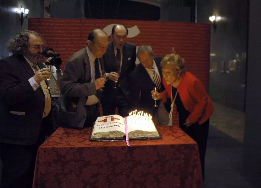 Como colofón al encuentro, los directores han apagado las 18 velas de una tarta en forma de libro con la inscripción "Instituto Cervantes" en sus páginas abiertas