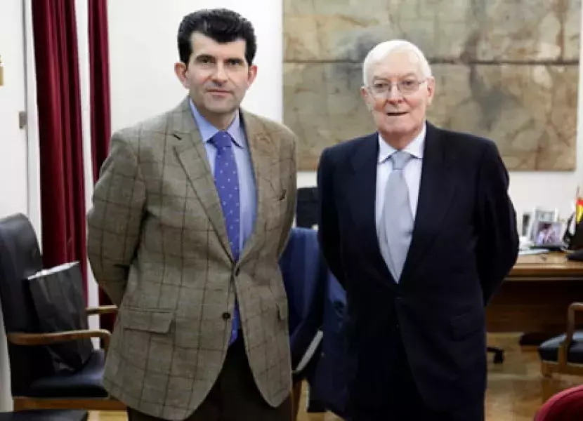 El alcalde de Alcalá de Henares, Bartolomé González, junto al director del Cervantes, Víctor García de la Concha