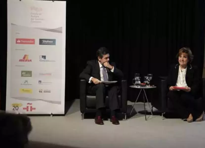 Ángel Agudo San Emeterio, presidente de Correos, y Carmen Caffarel, directora del Instituto Cervantes