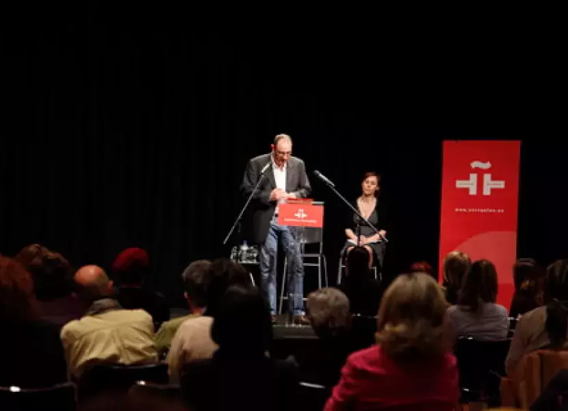 Los actores Jesús Prieto y Ana Otero participan en el homenaje a las escritoras