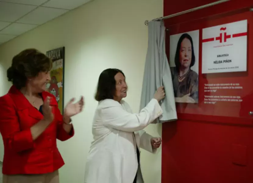 La escritora Nélida Piñón descubre una placa que inaugura la biblioteca que lleva su nombre