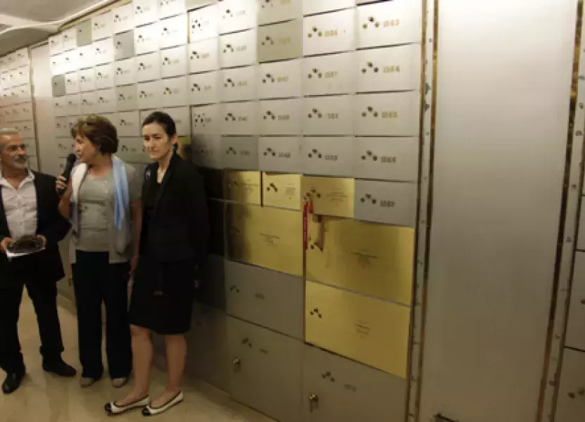 La ministra de Cultura, Ángeles González Sinde, y el bailarín Víctor Ullate escuchan la presentac