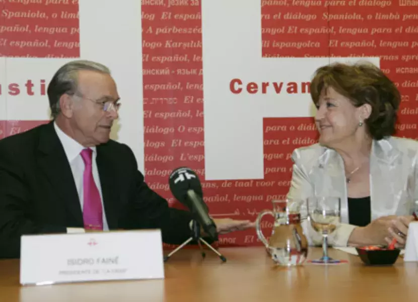 Isidro Fainé, presidente de la Caixa, y Carmen Caffarel, directora del Instituto Cervantes, dialogan en la Sala de Juntas del Instituto Cervantes tras la firma del acuerdo.