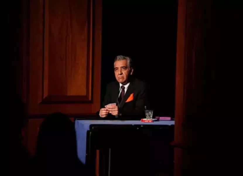 El actor Mario Vedoya durante su interpretación