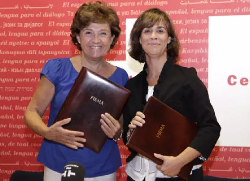 Saludo entre la directora del Instituto Cervantes, Carmen Caffarel, y la directora general de la Fundación Comité Español de los Colegios del Mundo Unido (CMU)
