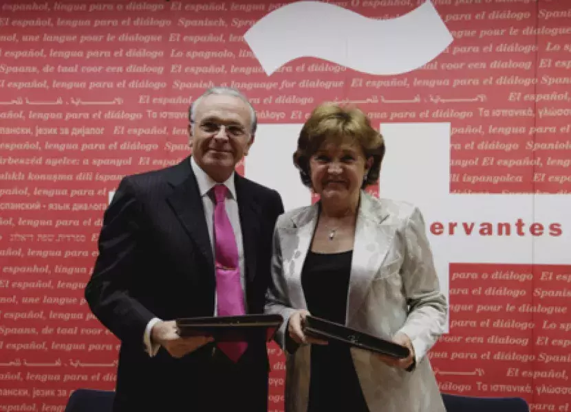 Isidro Fainé, presidente de la Caixa, y Carmen Caffarel, directora del Instituto Cervantes, posan con el documento que certifica la adhesión de la entidad al Círculo de Amigos del Instituto Cervantes.