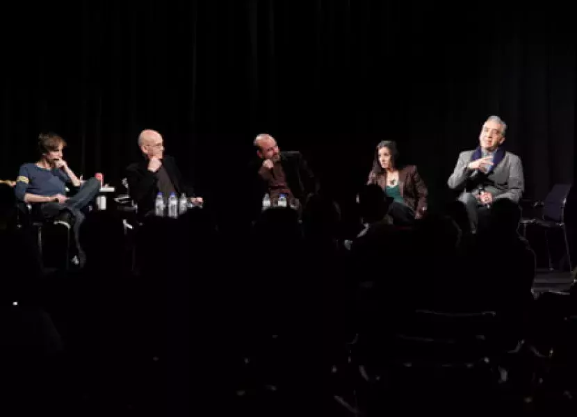 Actores participan en el encuentro con el público al finalizar la representación