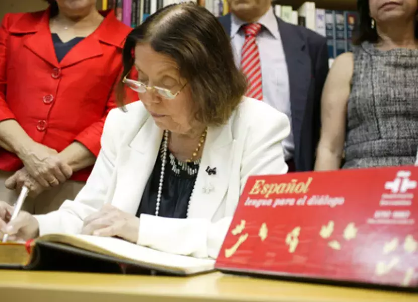 La escritora, Nélida Piñón, firma el libro de honor del centro