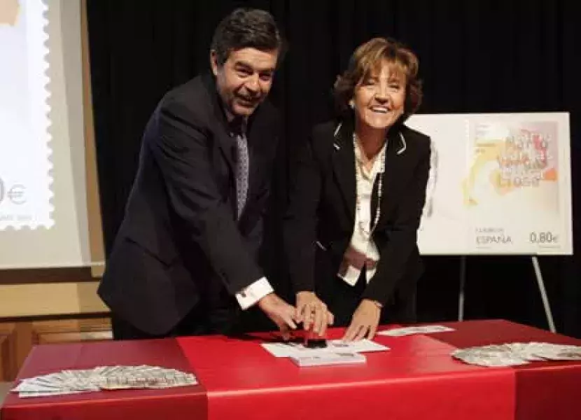 Ángel Agudo San Emeterio, presidente de Correos, y Carmen Caffarel, directora del Instituto Cervantes