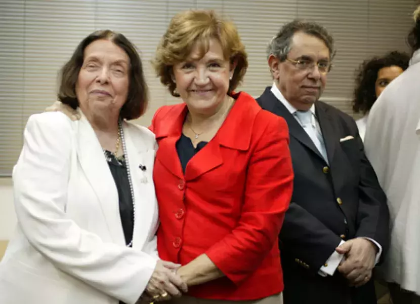 La escritora brasileña Nélida Piñón junto a la directora del Instituto Cervantes, Carmen Caffarel