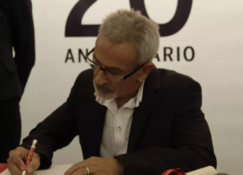 Víctor Ullate firma el Libro de Honor del Instituto Cervantes