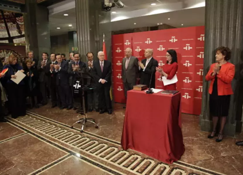 Los asistentes al acto aplauden