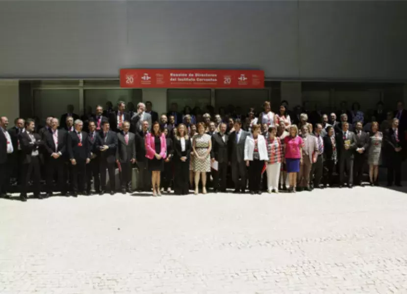 Trinidad Jiménez, ministra de Exteriores y de Cooperación, acompañada por los participantes en la Reunión Anual de Directores del Instituto Cervantes