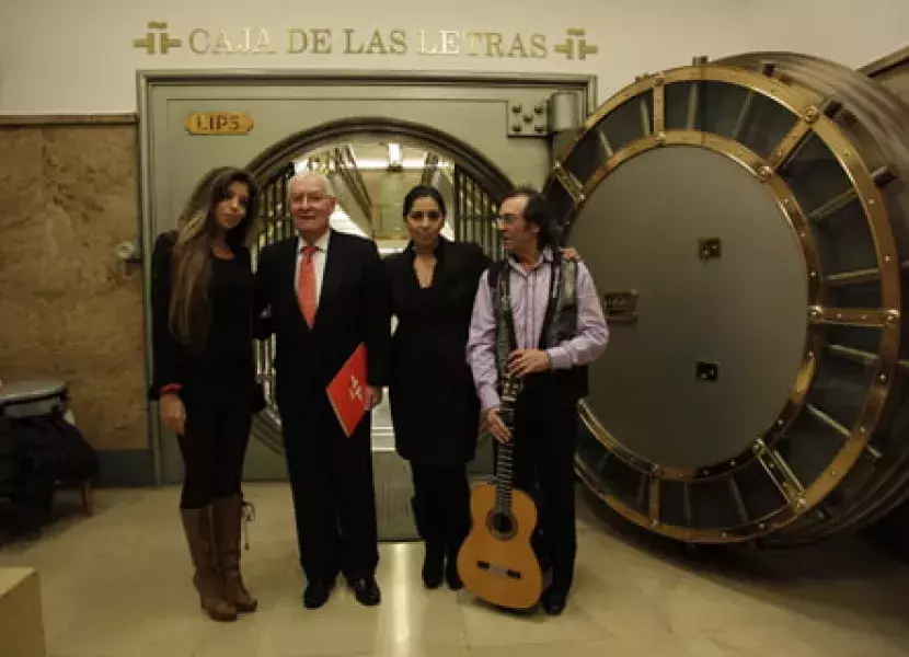 Foto de grupo frente a la Caja de las Letras en la sede central