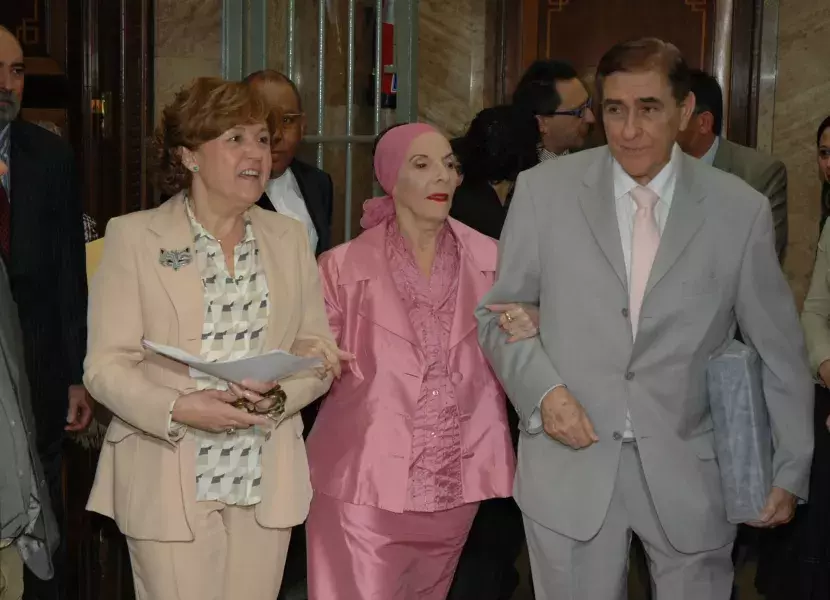 Alicia Alonso entra en la Caja de las letras flanqueada por su esposo y por Carmen Caffarel
