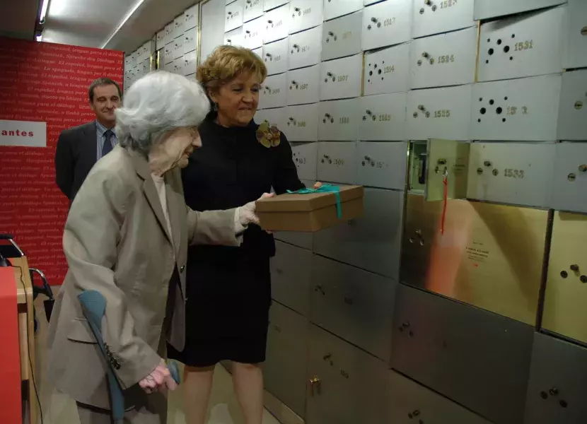 La escritora y académica ha depositado un ejemplar de la primera edición de "Olvidado Rey Gudú" (1997)