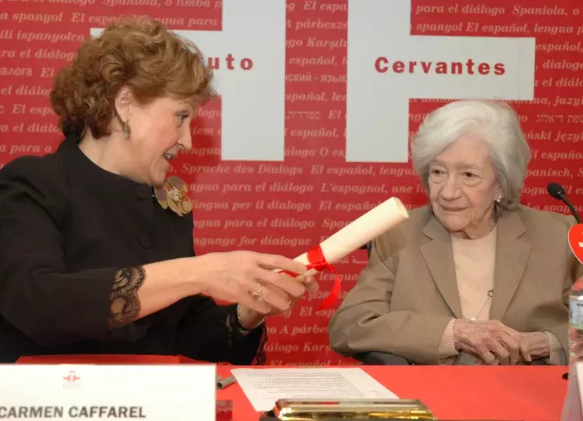 Carmen Caffarel hace entrega a Ana María Matute del certificado acreditativo del depósito de su legado personal