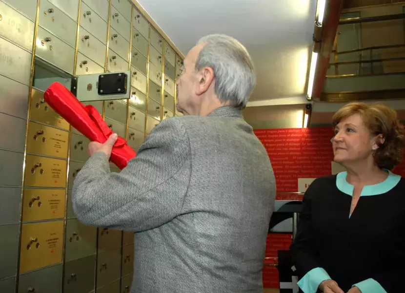 El escritor argentino Juan Gelman introduce su legado en la caja número 1.028 de la Caja de las Letras