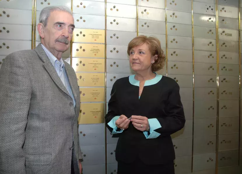 Juan Gelman y la directora del Instituto Cervantes, Carmen Caffarel, tras cerrar la caja que custodiará el legado del poeta bonaerense hasta el 2050